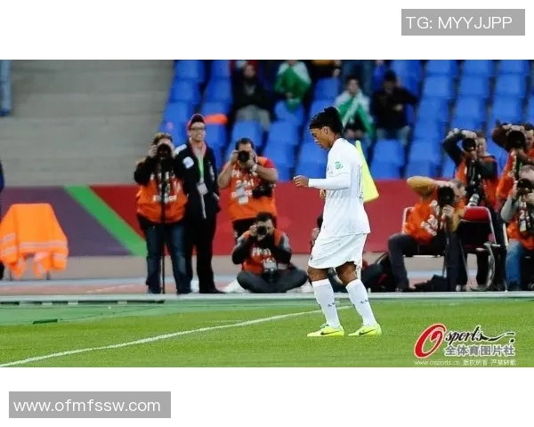 当今足球界的璀璨明星们如何影响全球体育文化与年轻一代的梦想